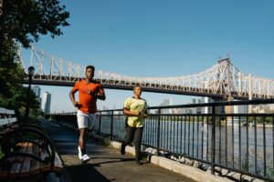 Friends working out together - Stay motivated to exercise daily